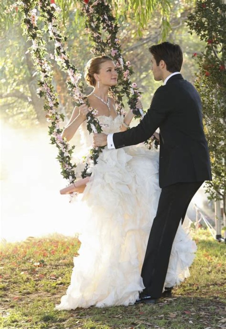 Emily VanCamp, Josh Bowman's Girlfriend